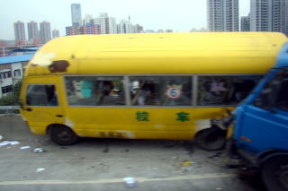 Autobus szkolny nad przepaścią