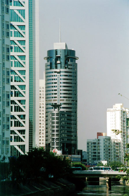 Okrągly wieżowiec w centrum