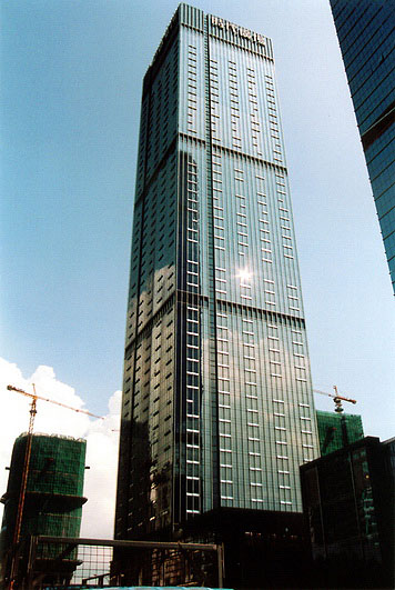 Wieżowiec w słońcu