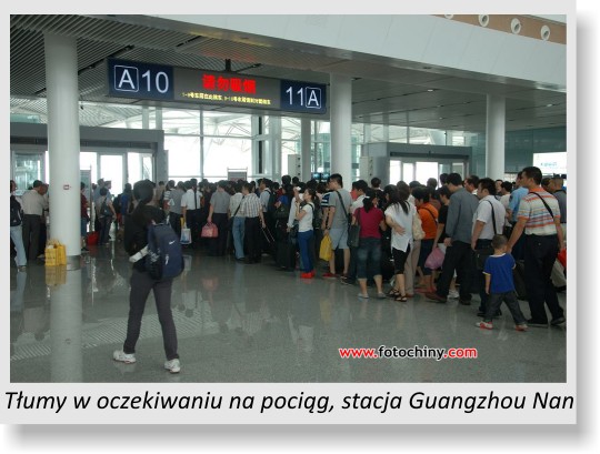 Tłumy w oczekiwaniu na pociąg - stacja Guangzhou South
