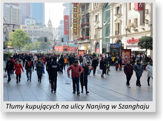 Tłumy kupujących na sławnej ulicy Nanjing Road w Szanghaju