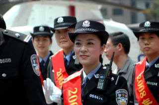 Młoda policjantka