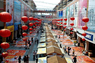 Targ w centrum Sanyi