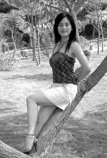 W parkowej scenerii