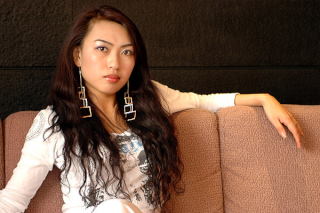 Dama na kanapie