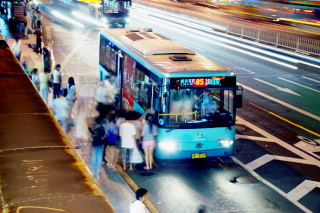Paseżerowie nocnego autobusu