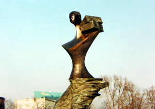 Rzeźba przy moście uniwersyteckim