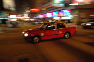 Taxi w Hong Kongu nocą