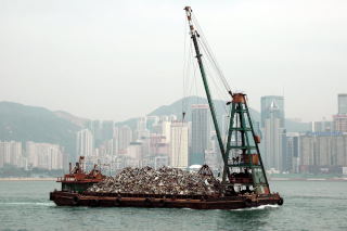 Wodna śmieciarka w Hong Kongu